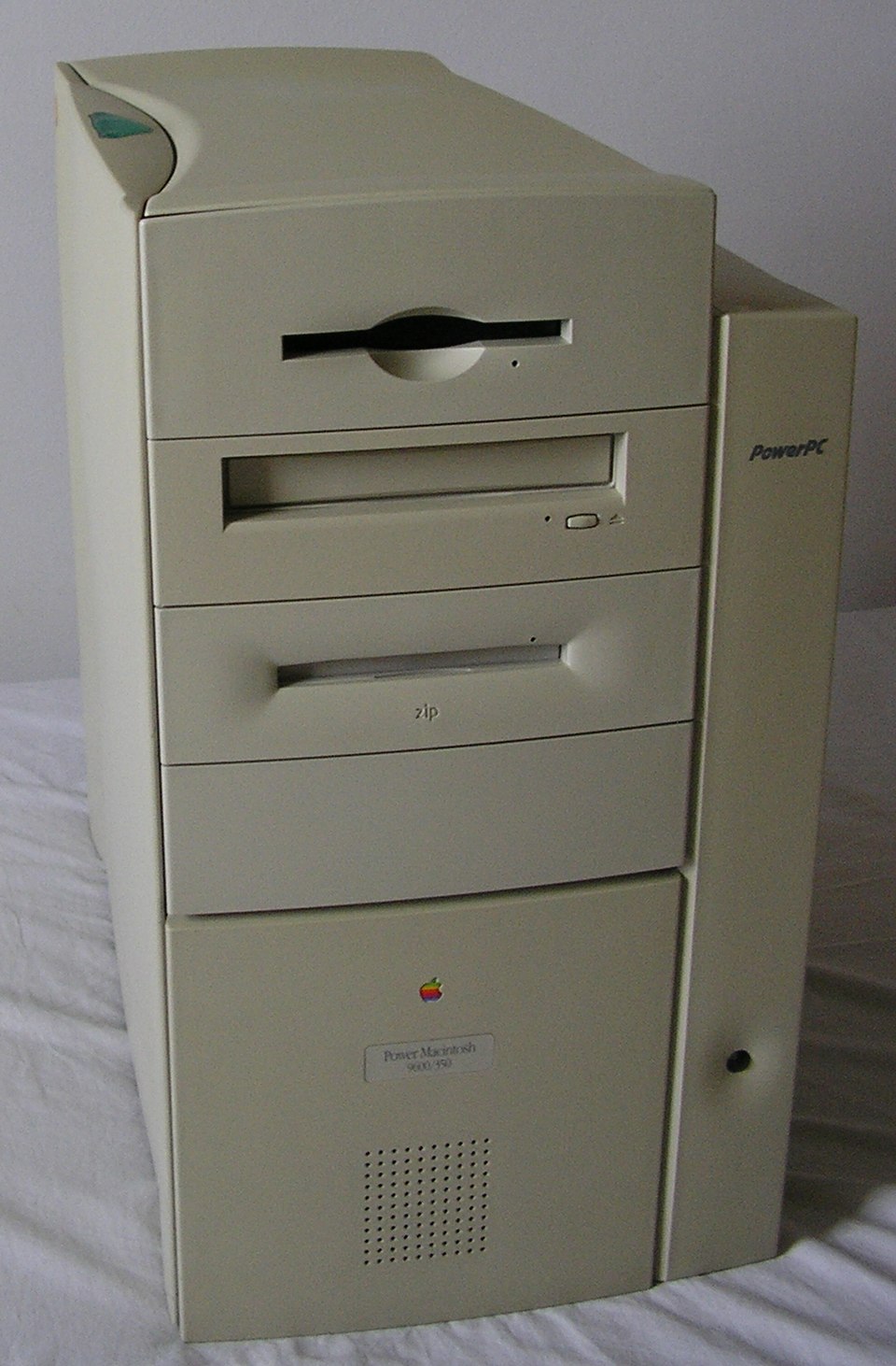 Power Macintosh 9600 computer showing early internet-era hardware setup